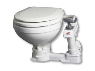 Johnson toilet met handpomp